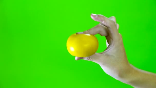 Mão Segurando Uma Bola Estresse Com Tela Verde — Vídeo de Stock