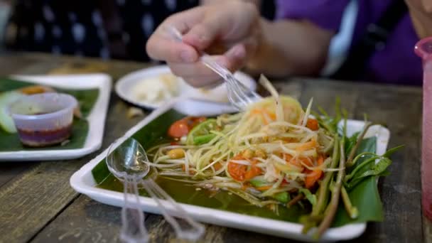 Άτομο Που Τρώει Σαλάτα Παπάγια Ταϊλανδέζικο Φαγητό — Αρχείο Βίντεο