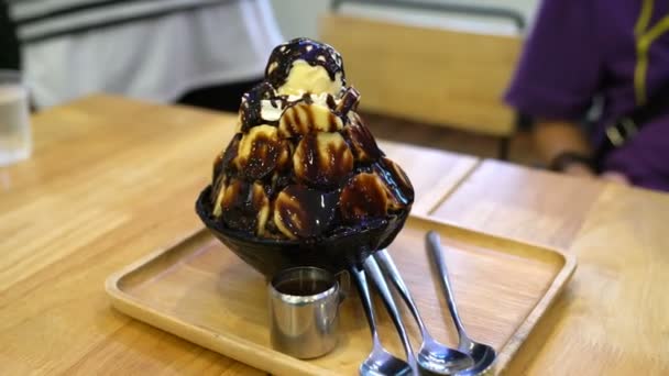 Banana Bingsoo Com Chocolate Sobremesa Gelo Coreano — Vídeo de Stock