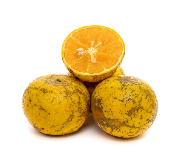Mitad Naranja Aislada Sobre Fondo Blanco Fruta Tailandesa —  Fotos de Stock