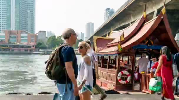 バンコク 2018年2月17日 2018年2月17日 タイのバンコクにあるサトーン Sathorn Pier ボートでチャオプラヤ川を旅する乗客のタイムラプス — ストック動画