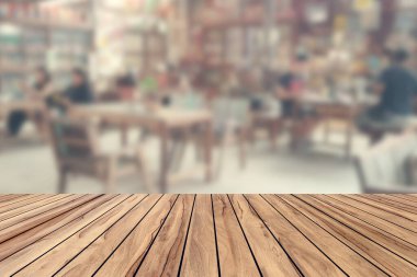 Bulanık restoran geçmişi olan üst masa, ahşap masa.