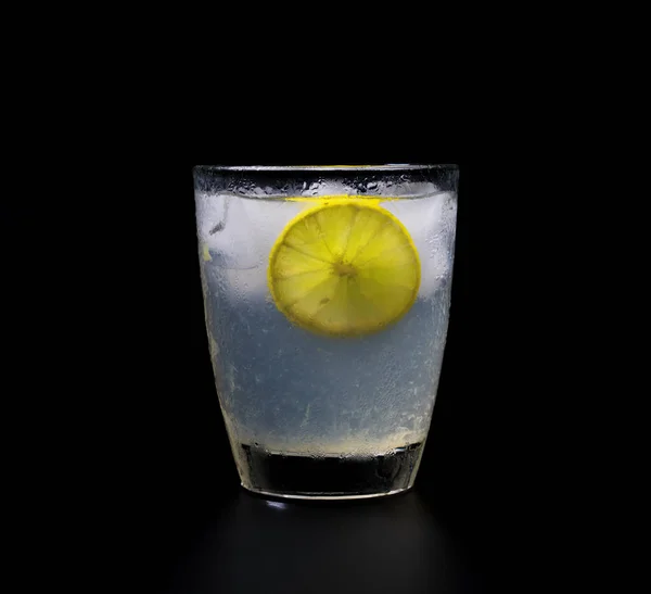 Limonada Com Gelo Vidro Cristal Sobre Fundo Preto — Fotografia de Stock