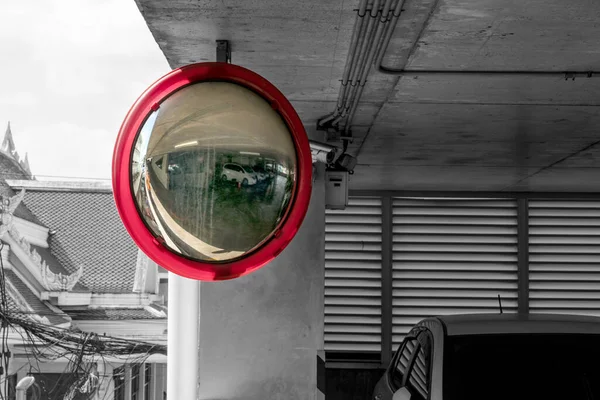Otoparktaki Kirişte Asılı Duran Güvenlik Aynası — Stok fotoğraf