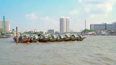 4 Mart 2018 'de Bangkok, Tayland' da Chao Phraya Nehri 'ne yanaşan bir sürü ekspres gemi ya da yolcu gemisi var..