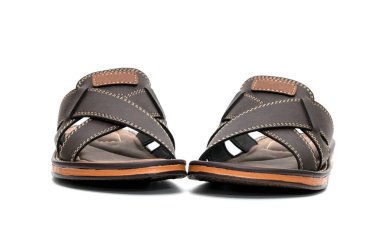 Beyaz arka planda kahverengi deri terlikler.