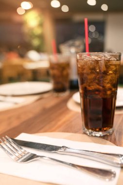 Restoranda kolada su ve buz var. 