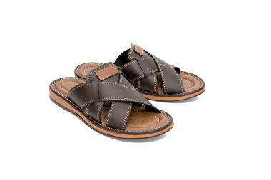 Beyaz arka planda kahverengi deri terlikler.