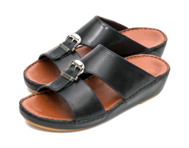 Beyaz arka planda siyah deri terlikler.