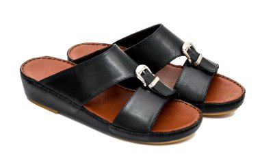 Beyaz arka planda siyah deri terlikler.