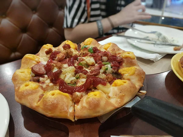 Пицца Деревянном Столе Ресторане — стоковое фото
