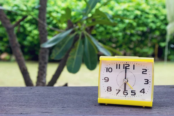 Närbild Väckarklocka Gul Klocka Klockan Med Naturliga Bokeh Bakgrund — Stockfoto