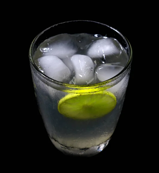 Limonade Mit Eis Kristallglas Auf Schwarzem Hintergrund — Stockfoto