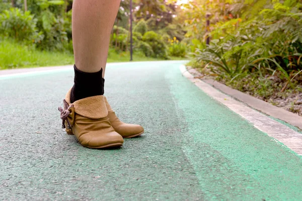 Frauen Tragen Braune Schuhe Auf Grünem Asphalt Garten — Stockfoto