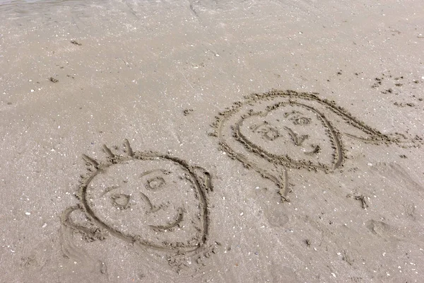 Gesicht Von Jungen Und Mädchen Die Auf Sand Zeichnen — Stockfoto