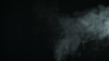 Su buharı ya da duman hareketi siyah arkaplanda izole edilmiş..