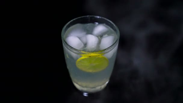 Limonade Avec Glace Verre Cristal Avec Fumée Sur Fond Noir — Video