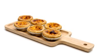 Beyaz arka planda izole edilmiş alüminyum folyo kaptaki yumurtalı tart.