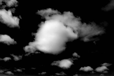 Kalıplı bulut, soyut beyaz, siyah arkaplanda izole.