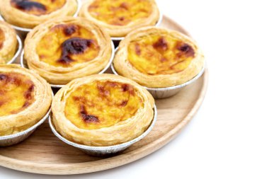 Beyaz arka planda izole edilmiş alüminyum folyo kaptaki yumurtalı tart.