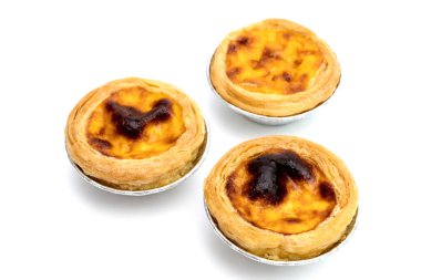 Beyaz arka planda izole edilmiş alüminyum folyo kaptaki yumurtalı tart.