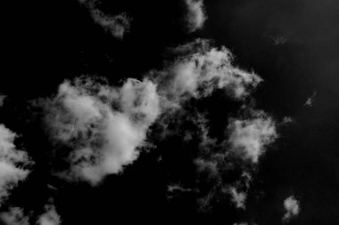 Kalıplı bulut, soyut beyaz, siyah arkaplanda izole.