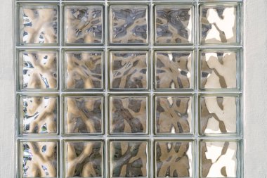 Tuvalette şeffaf tuğla camlar var. 