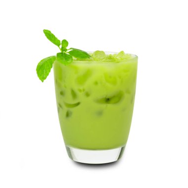 Beyaz arka planda izole edilmiş, kırpma yolu olan bir bardakta buzlu yeşil çay sütü