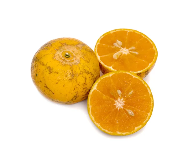 Mitad Naranja Aislada Sobre Fondo Blanco Fruta Tailandesa —  Fotos de Stock