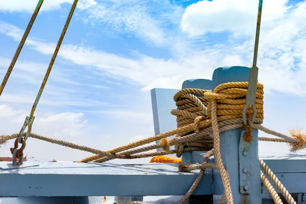 Corde Enroulée Autour Canne Bois Sur Bateau Pêche — Photo