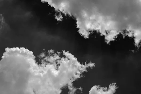 Nuvem Texturizada Branco Abstrato Isolado Sobre Fundo Preto — Fotografia de Stock