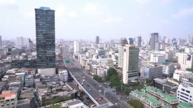 BANGKOK, THAILAND - HAZİRAN 05, 2018 Aerial view: Bangkok, Tayland 'da Silom yolunda binaların bulunduğu üstgeçit trafiği, sağdan sola çekim