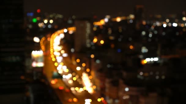 建筑立交桥上的灯光模糊了前灯 空中景观 — 图库视频影像
