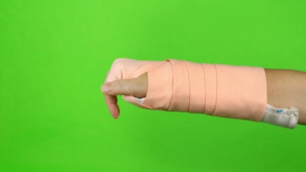 Χειροποίητη Φυσικοθεραπεία Σπασμένο Καρπό Από Ατύχημα Που Απομονώθηκε Φόντο Πράσινης — Αρχείο Βίντεο