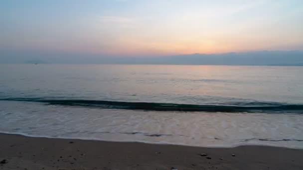 Piękny Wschód Słońca Zachmurzonym Krajobrazem Wodą Morską Czas Upływa — Wideo stockowe