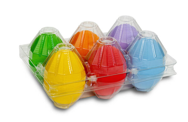 красочные яйца в пластиковой коробке упаковки изолированы на белом фоне с обрезкой пути