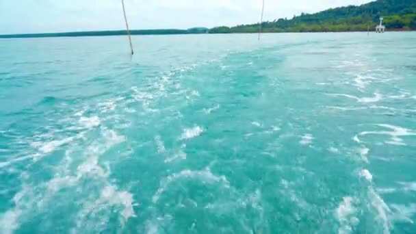 Fluxo Água Após Barco Pesca Perto Costa — Vídeo de Stock