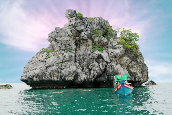 Turista Disfrutando Buceo Máscara Snorkel Bajo Agua Tailandia —  Fotos de Stock