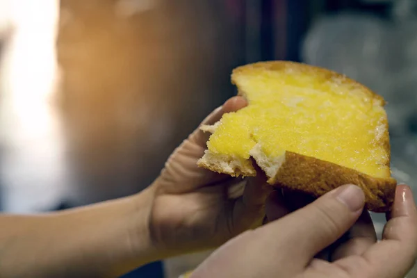 Hand Hält Brot Scheiben Geschnitten Mit Butter Bestreuen Zucker — Stockfoto