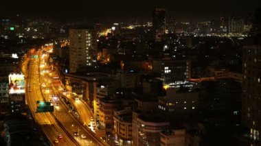 BANGKOK, THAILAND - HAZİRAN 05, 2018 Aerial view: Bangkok, Tayland 'da geceleri Silom yolunda binaların bulunduğu üstgeçit trafiği.