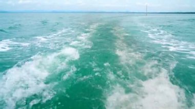 Sahildeki balıkçı teknesinden sonra motordan su ve duman geliyor.