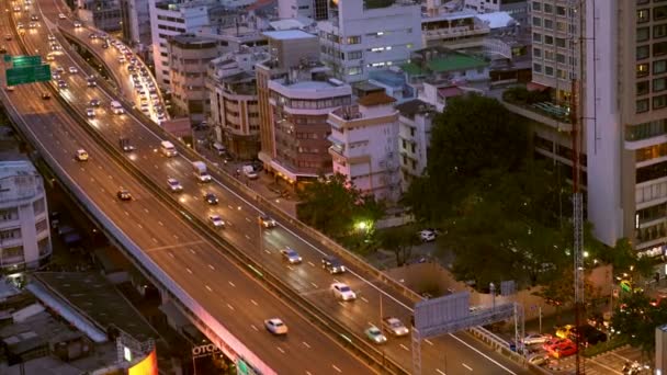 バンコク エイプリル社2018年5月5日航空ビュー タイのバンコクのシーロム通り周辺のビルとの高架道路の交通 — ストック動画
