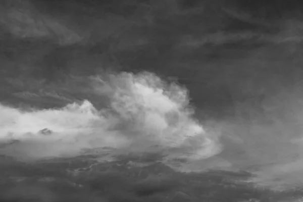 Nube Bianca Strutturata Cielo Isolato Backgroun Nero — Foto Stock