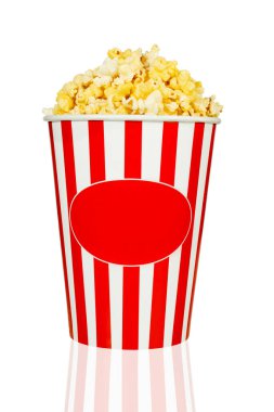 Kırmızı ve beyaz çizgili kovada peynir patlamış mısırı beyaz arka planda kırpma yolu ile izole edilmiş.