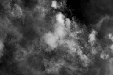 Siyah ve beyaz bulutlu gökyüzü.