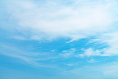 Beyaz bulut ve mavi gökyüzü arkaplanı 