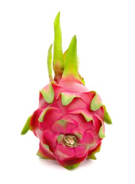 Beyaz arka planda ejderha meyvesi veya pitaya izole