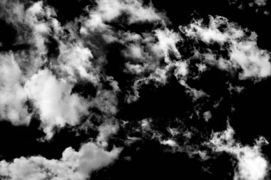 Siyah ve beyaz bulutlu gökyüzü.