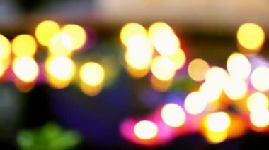 Nilüfer çiçeği şekilli bulanık su üzerinde yüzer.