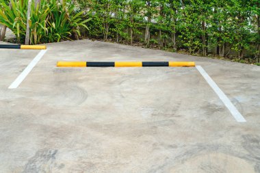 Beton zemine park çizgileri